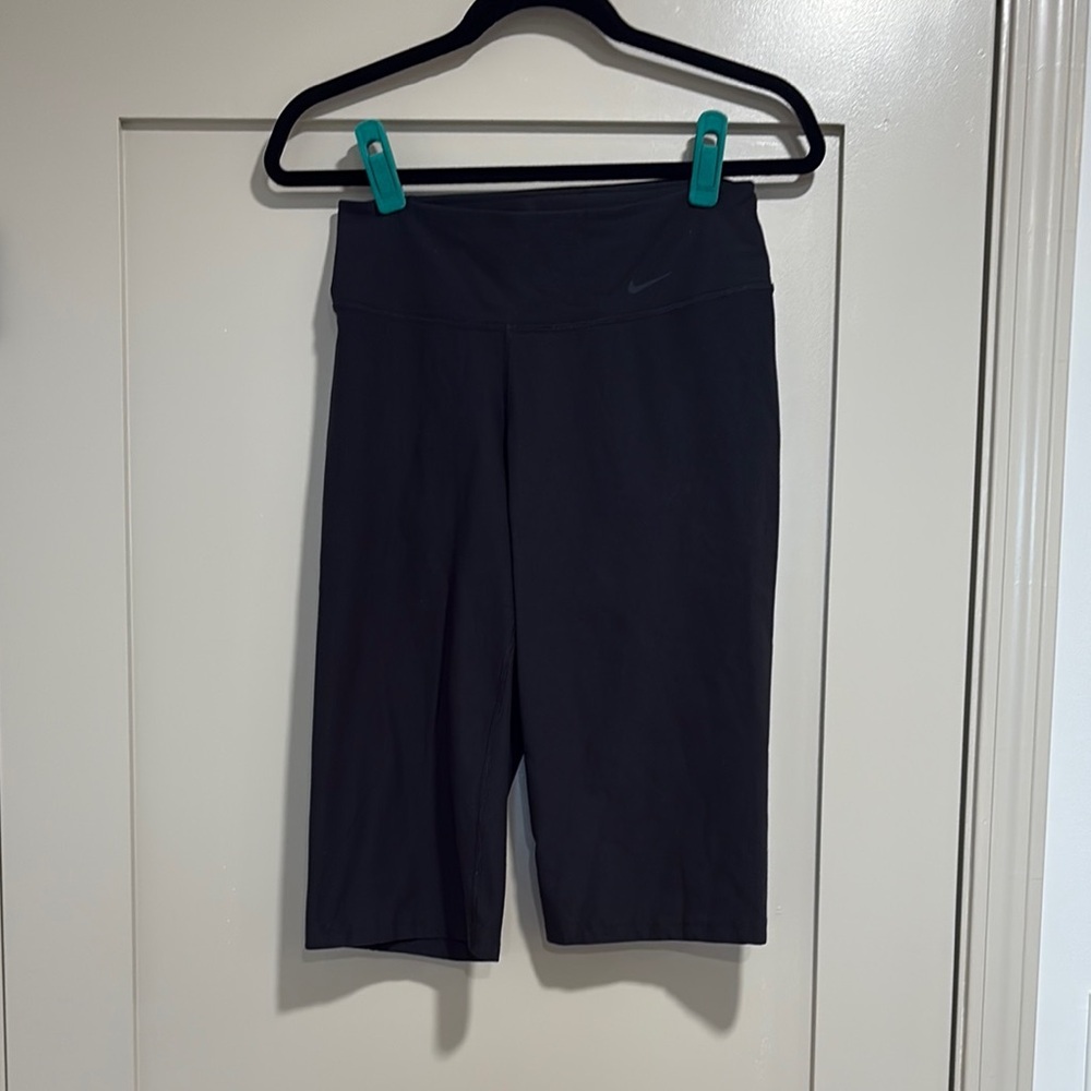 Black Nike short capri yoga pants